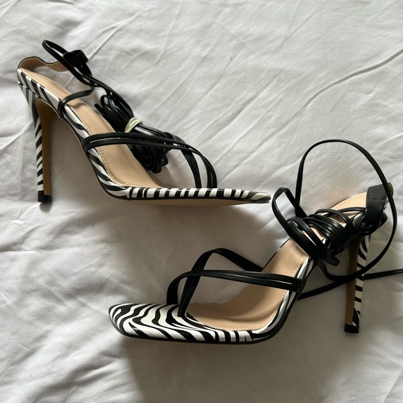 Black and white heels. Too big on me - Picture 1 of 4